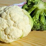 Hamburger met aardappels en groenten bloemkool